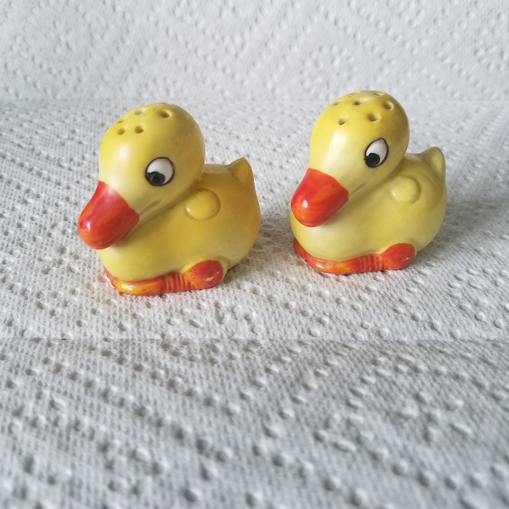 Vintage 60s yellow duck salt and pepper shakers